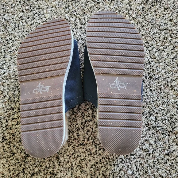 otbt fleece lined mules - Picture 3 of 6